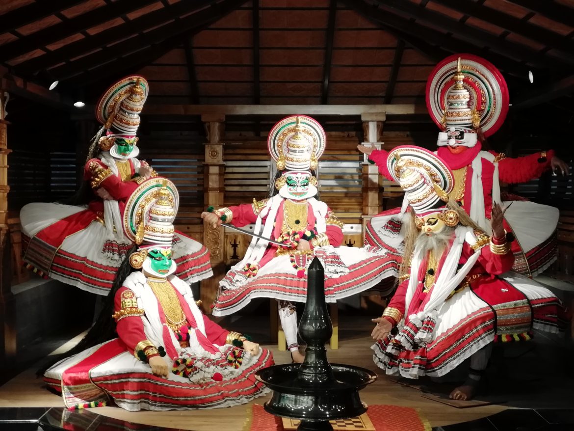 ケララの伝統舞踊カタカリを見て、表現力をアップする？！